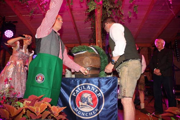 Erfurt, September 25, 2026: Erfurt Mayor Andreas Horn, along with Anna Steinhardt and Lars Schmidt from the Paulaner Brewery, kicks off the 2026 Erfurt Oktoberfest on Domplatz by tapping the first keg of beer. Copyright: xMatthiasxGränzdörferx