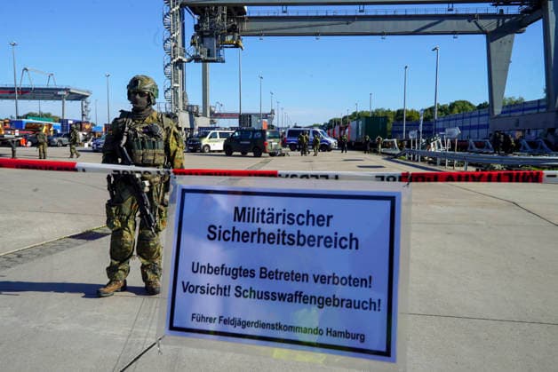 CNTV REDSTORM Bundeswehr Exercise Red Storm Charlie, Day 2 in Hamburg, September 25, 2026. On Day 2 of the Bundeswehr exercise Red Storm Charlie, a chemical accident was simulated in collaboration with the fire depa
