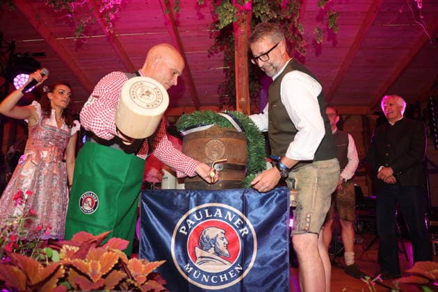 Erfurt, September 25, 2026: Erfurt Mayor Andreas Horn, along with Anna Steinhardt and Lars Schmidt from the Paulaner Brewery, kicks off the 2026 Erfurt Oktoberfest on Domplatz by tapping the first keg of beer. Copyright: xMatthiasxGränzdörferx