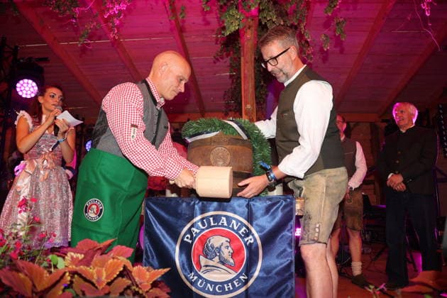 Erfurt, September 25, 2026: Erfurt Mayor Andreas Horn, along with Anna Steinhardt and Lars Schmidt from the Paulaner Brewery, kicks off the 2026 Erfurt Oktoberfest on Domplatz by tapping the first keg of beer. Copyright: xMatthiasxGränzdörferx