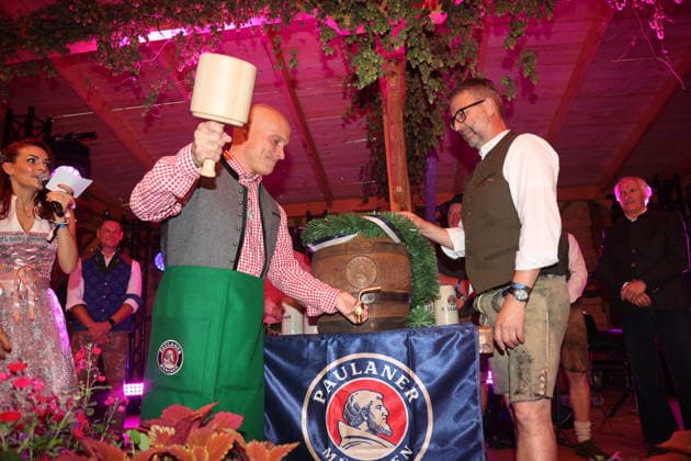 Erfurt, September 25, 2026: Erfurt Mayor Andreas Horn, along with Anna Steinhardt and Lars Schmidt from the Paulaner Brewery, kicks off the 2026 Erfurt Oktoberfest on Domplatz by tapping the first keg of beer. Copyright: xMatthiasxGränzdörferx