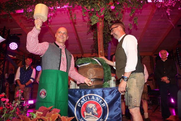 Erfurt, September 25, 2026: Erfurt Mayor Andreas Horn, along with Anna Steinhardt and Lars Schmidt from the Paulaner Brewery, kicks off the 2026 Erfurt Oktoberfest on Domplatz by tapping the first keg of beer. Copyright: xMatthiasxGränzdörferx