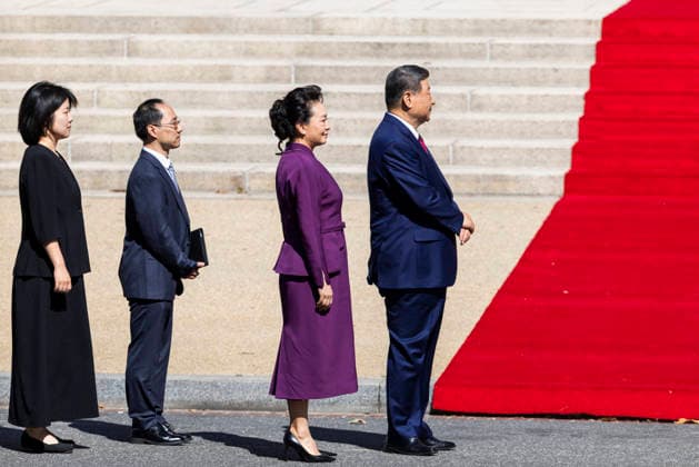 US President Trump and Chinese President Xi visit the National Archives in Washington DC Chinese President Xi Jinping (R) and First Lady of China Peng Liyuan (C-R) wait to greet US President Donald Trump and First Lady Melania Trump at the National Archives in Washington, DC, USA, 25 September 2026. President Xi’s three-day state visit is his first to DC in 11 years. WASHINGTON DC United States  Copyright: xPool ABACAx