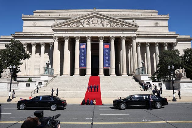 US President Trump and Chinese President Xi visit the National Archives in Washington DC US President Donald Trump (C-R) and First Lady Melania Trump (R) escort Chinese President Xi Jinping (C-L) and First Lady of China Peng Liyuan (L) to the National Archives in Washington, DC, USA, 25 September 2026. President Xi’s three-day state visit is his first to DC in 11 years. WASHINGTON DC United States  Copyright: xPool ABACAx