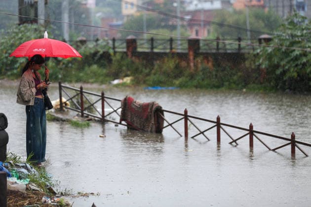 Red Alert Issued In Parts Of Nepal As Landslide Blocks Highways, Water Level Surge High Following Incessant Rainfall People check the water levels of the Bagmati River in Kathmandu, Nepal, on September 25, 2026. The river has swollen and breached its embankments following heavy rain over two days. The Weather Forecasting Division under the Department of Hydrology and Meteorology (DHM) has issued a five-day special weather warning bulletin, urging the public and concerned agencies to remain alert Friday and Saturday as rainfall and weather-related hazards are expected to increase across various parts of the country. The DHM warned of light to heavy rainfall and weather-related disasters in different parts of the country from Friday night thr  Copyright: xSubaasxShresthax originalFilename: shrestha-redalert260925_np9G1.jpg