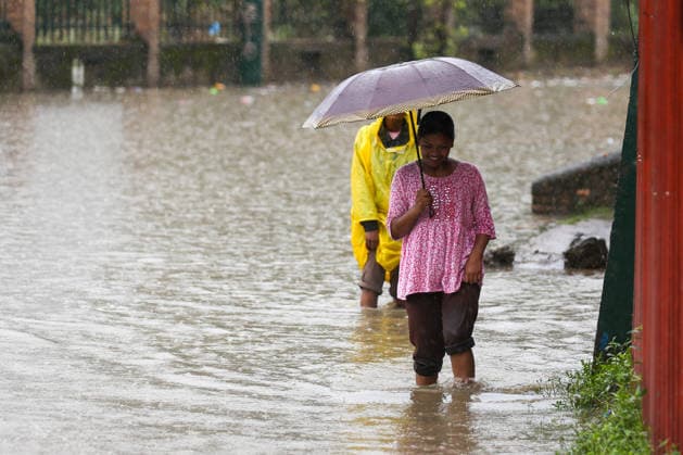Red Alert Issued In Parts Of Nepal As Landslide Blocks Highways, Water Level Surge High Following Incessant Rainfall People wade through floodwater from the Bagmati River as it swells following heavy rain over two days in Kathmandu, on September 25, 2026. The Weather Forecasting Division under the Department of Hydrology and Meteorology (DHM) has issued a five-day special weather warning bulletin, urging the public and concerned agencies to remain alert Friday and Saturday as rainfall and weather-related hazards are expected to increase across various parts of the country. In the capital, Kathmandu, the Bagmati River has swollen and breached its embankments following rainfall of over 36 hours. The DHM has further warned of light to heavy ra  Copyright: xSubaasxShresthax originalFilename: shrestha-redalert260925_npBdO.jpg