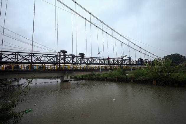 Red Alert Issued In Parts Of Nepal As Landslide Blocks Highways, Water Level Surge High Following Incessant Rainfall Locals cross the Bagmati River via a cable bridge as floodwaters submerge a road section in Kathmandu, on September 25, 2026. The Weather Forecasting Division under the Department of Hydrology and Meteorology (DHM) issued a five-day special weather warning bulletin, advising the public and agencies to remain alert on Friday and Saturday as rainfall and weather-related hazards are expected to increase across the country. In Kathmandu, the Bagmati River has risen and breached its embankments following more than 36 hours of continuous rainfall. The DHM warned of light to heavy rainfall and potential weather-related disasters in  Copyright: xSubaasxShresthax originalFilename: shrestha-redalert260925_npfc0.jpg