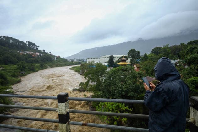 Red Alert Issued In Parts Of Nepal As Landslide Blocks Highways, Water Level Surge High Following Incessant Rainfall A person photographs the swollen Bagmati River from a bridge in Chobhar Gorge on September 25, 2026. The Weather Forecasting Division under the Department of Hydrology and Meteorology (DHM) issued a five-day special weather warning bulletin, urging the public and concerned agencies to remain alert Friday and Saturday as rainfall and weather-related hazards are expected to increase across various parts of the country. In the capital, Kathmandu, the Bagmati River has swollen and breached its embankments following rainfall of over 36 hours. The DHM warned of light to heavy rainfall and weather-related disasters in different part  Copyright: xSubaasxShresthax originalFilename: shrestha-redalert260925_npfUV.jpg