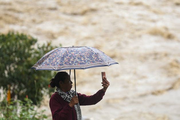 Red Alert Issued In Parts Of Nepal As Landslide Blocks Highways, Water Level Surge High Following Incessant Rainfall A person photographs the swollen Bagmati River from a bridge in Chobhar Gorge on September 25, 2026. The Weather Forecasting Division under the Department of Hydrology and Meteorology (DHM) issued a five-day special weather warning bulletin, urging the public and concerned agencies to remain alert Friday and Saturday as rainfall and weather-related hazards are expected to increase across various parts of the country. In the capital, Kathmandu, the Bagmati River has swollen and breached its embankments following rainfall of over 36 hours. The DHM warned of light to heavy rainfall and weather-related disasters in different part  Copyright: xSubaasxShresthax originalFilename: shrestha-redalert260925_npgHZ.jpg