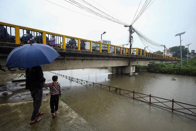 Red Alert Issued In Parts Of Nepal As Landslide Blocks Highways, Water Level Surge High Following Incessant Rainfall Traffic congestion is seen over a bridge connecting Kathmandu and Lalitpur as the swollen Bagmati River inundates a road section on September 25, 2026. The Weather Forecasting Division under the Department of Hydrology and Meteorology (DHM) has issued a five-day special weather warning bulletin, urging the public and concerned agencies to remain alert Friday and Saturday as rainfall and weather-related hazards are expected to increase across various parts of the country. In Kathmandu, the Bagmati River has swollen and breached its embankments following rainfall of over 36 hours. The DHM has warned of light to heavy rainfall a  Copyright: xSubaasxShresthax originalFilename: shrestha-redalert260925_nplN4.jpg