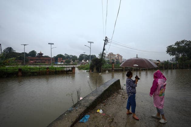 Red Alert Issued In Parts Of Nepal As Landslide Blocks Highways, Water Level Surge High Following Incessant Rainfall People check the water levels of the Bagmati River in Kathmandu, Nepal, on September 25, 2026. The river has swollen and breached its embankments following heavy rain over two days. The Weather Forecasting Division under the Department of Hydrology and Meteorology (DHM) has issued a five-day special weather warning bulletin, urging the public and concerned agencies to remain alert Friday and Saturday as rainfall and weather-related hazards are expected to increase across various parts of the country. The DHM warned of light to heavy rainfall and weather-related disasters in different parts of the country from Friday night thr  Copyright: xSubaasxShresthax originalFilename: shrestha-redalert260925_npVyL.jpg