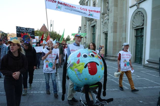 September 25, 2026, City of Lucerne: Demonstration, climate rally in Lucerne against climate change, under the slogan No 50-Degree Summers. Photo: Demonstrators with a globe.