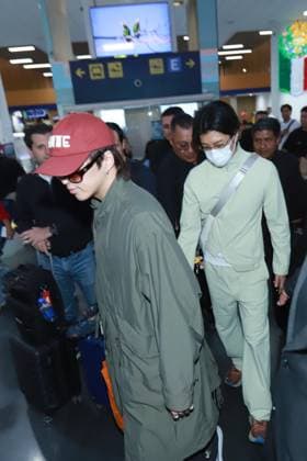 September 25, 2026: TO-45241 Mexico City, September 25, 2026: The K-pop band Winners arrived in Mexico City amidst a heavy private security detail that escorted them to their vehicles, while two dozen fans tried to greet them and get autographs and photos..Photos: Francisco Rodriguez Clasos.com.mx - ZUMAcs4_ 20260925_faa_cs4_001 Copyright: xPacoxPpxRodriguezx