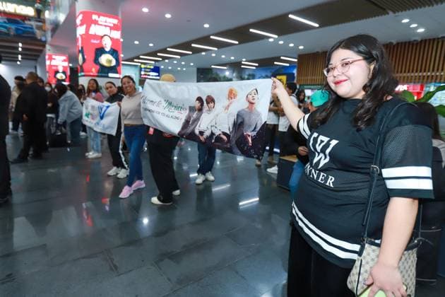 September 25, 2026: TO-45241 Mexico City, September 25, 2026: The K-pop band Winners arrived in Mexico City amidst a heavy private security detail that escorted them to their vehicles, while two dozen fans tried to greet them and get autographs and photos..Photos: Francisco Rodriguez Clasos.com.mx - ZUMAcs4_ 20260925_faa_cs4_002 Copyright: xPacoxPpxRodriguezx
