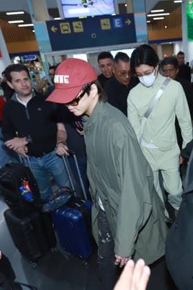 September 25, 2026: TO-45241 Mexico City, September 25, 2026: The K-pop band Winners arrived in Mexico City amidst a heavy private security detail that escorted them to their vehicles, while two dozen fans tried to greet them and get autographs and photos..Photos: Francisco Rodriguez Clasos.com.mx - ZUMAcs4_ 20260925_faa_cs4_012 Copyright: xPacoxPpxRodriguezx