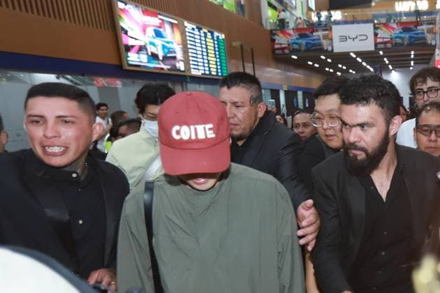 September 25, 2026: TO-45241 Mexico City, September 25, 2026: The K-pop band Winners arrived in Mexico City amidst a heavy private security detail that escorted them to their vehicles, while two dozen fans tried to greet them and get autographs and photos..Photos: Francisco Rodriguez Clasos.com.mx  - ZUMAcs4_ 20260925_faa_cs4_003 Copyright: xPacoxPpxRodriguezx