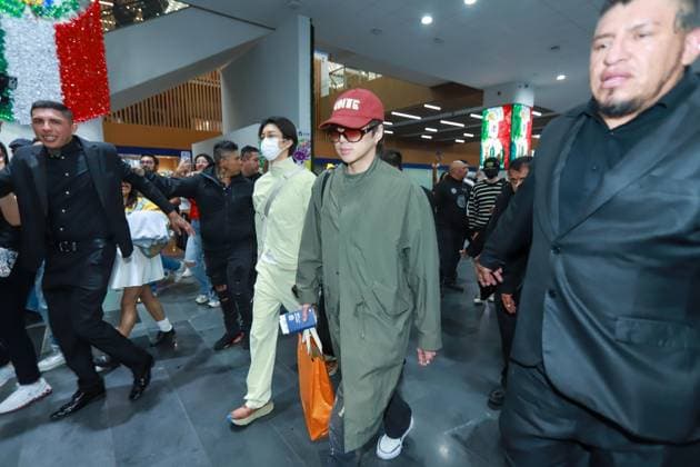 September 25, 2026: TO-45241 Mexico City, September 25, 2026: The K-pop band Winners arrived in Mexico City amidst a heavy private security detail that escorted them to their vehicles, while two dozen fans tried to greet them and get autographs and photos..Photos: Francisco Rodriguez Clasos.com.mx  - ZUMAcs4_ 20260925_faa_cs4_004 Copyright: xPacoxPpxRodriguezx