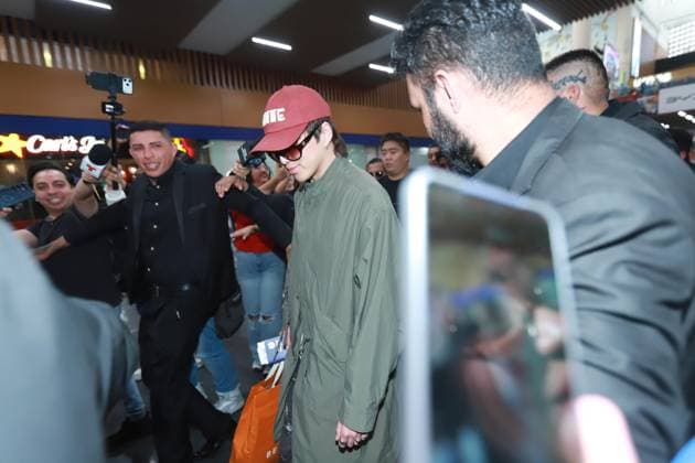 September 25, 2026: TO-45241 Mexico City, September 25, 2026: The K-pop band Winners arrived in Mexico City amidst a heavy private security detail that escorted them to their vehicles, while two dozen fans tried to greet them and get autographs and photos..Photos: Francisco Rodriguez Clasos.com.mx  - ZUMAcs4_ 20260925_faa_cs4_005 Copyright: xPacoxPpxRodriguezx
