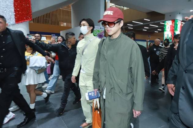 September 25, 2026: TO-45241 Mexico City, September 25, 2026: The K-pop band Winners arrived in Mexico City amidst a heavy private security detail that escorted them to their vehicles, while two dozen fans tried to greet them and get autographs and photos..Photos: Francisco Rodriguez Clasos.com.mx  - ZUMAcs4_ 20260925_faa_cs4_006 Copyright: xPacoxPpxRodriguezx