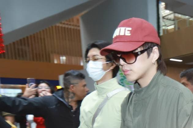 September 25, 2026: TO-45241 Mexico City, September 25, 2026: The K-pop band Winners arrived in Mexico City amidst a heavy private security detail that escorted them to their vehicles, while two dozen fans tried to greet them and get autographs and photos..Photos: Francisco Rodriguez Clasos.com.mx  - ZUMAcs4_ 20260925_faa_cs4_007 Copyright: xPacoxPpxRodriguezx