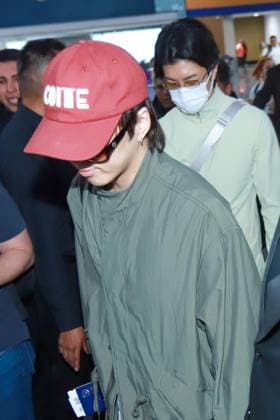 September 25, 2026: TO-45241 Mexico City, September 25, 2026: The K-pop band Winners arrived in Mexico City amidst a heavy private security detail that escorted them to their vehicles, while two dozen fans tried to greet them and get autographs and photos..Photos: Francisco Rodriguez Clasos.com.mx  - ZUMAcs4_ 20260925_faa_cs4_010 Copyright: xPacoxPpxRodriguezx