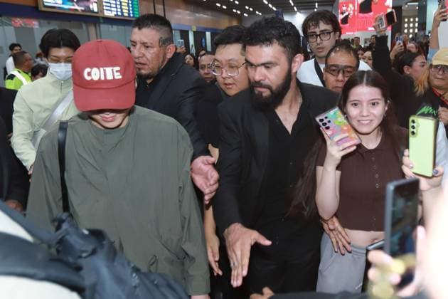 September 25, 2026: TO-45241 Mexico City, September 25, 2026: The K-pop band Winners arrived in Mexico City amidst a heavy private security detail that escorted them to their vehicles, while two dozen fans tried to greet them and get autographs and photos..Photos: Francisco Rodriguez Clasos.com.mx  - ZUMAcs4_ 20260925_faa_cs4_011 Copyright: xPacoxPpxRodriguezx