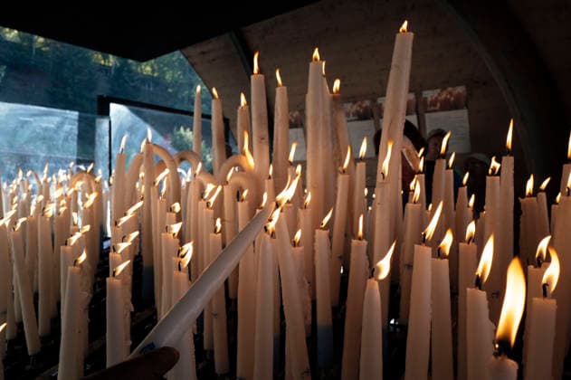 Pilgrims light candles. Pope Leo XIV is in Lourdes as a pilgrim, among pilgrims from all over the world. At this shrine, where the sick, the frail, and those who suffer take center stage, he wishes to inspire hope and faith. Having already visited twice in his youth, he returns to a place that has shaped his spiritual journey. Pope Leo XIV’s visit to France and UNESCO France, Lourdes, September 26, 2027. Photograph by Patricia Huchot Boissier Staface. Pilgrims light candles. Pope Leo XIV is in Lourdes as a pilgrim, among pilgrims from all over the world. At this shrine, where the sick, the vulnerable, and those who suffer take precedence, he wishes to foster hope and faith. Having already visited twice in his youth, he returns to a place t  Copyright: xPatriciaxHuchot-Boissierx xStarfacex STAR_459924_027