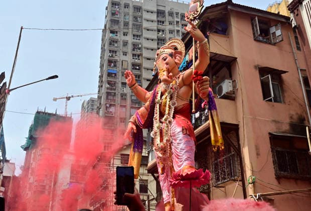 MUMBAI, INDIA - SEPTEMBER 25: Lord Ganesh immersion procession at Khetwadi on September 25, 2026 in Mumbai, India. (Photo by Anshuman Poyrekar Hindustan Times) Lord Ganesh Idol Immersion In Mumbai