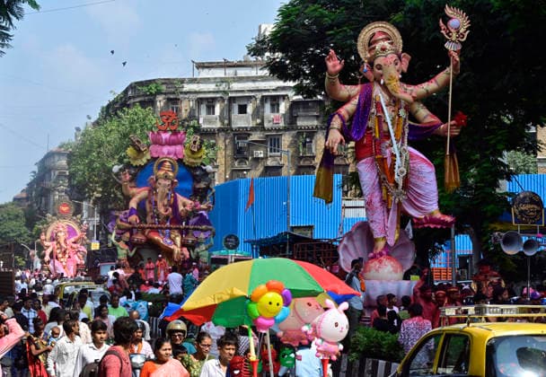 MUMBAI, INDIA - SEPTEMBER 25: Lord Ganesh immersion procession at Khetwadi on September 25, 2026 in Mumbai, India. (Photo by Anshuman Poyrekar Hindustan Times) Lord Ganesh Idol Immersion In Mumbai