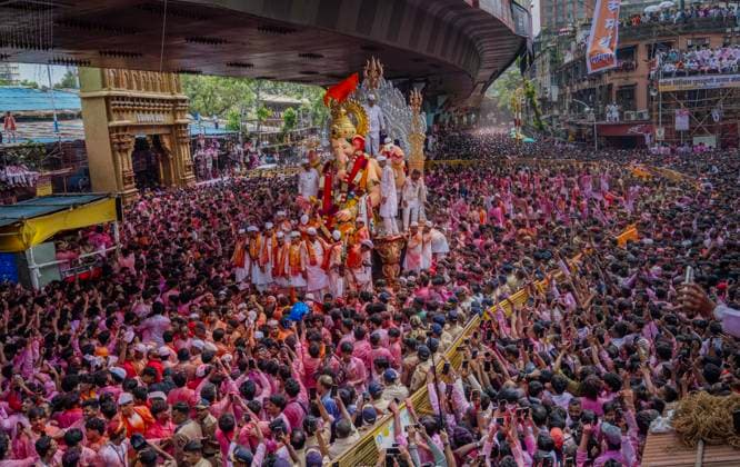 MUMBAI, INDIA - SEPTEMBER 25: Devotees taking Lalbaugcha Raja on the way to immersion on the final day of Ganpati festival on September 25, 2026 in Mumbai, India. (Photo by Satish Bate Hindustan Times) Lord Ganesh Idol Immersion In Mumbai