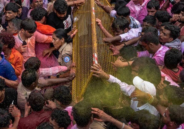 MUMBAI, INDIA - SEPTEMBER 25: Over crowded & Mumbai Police security during Devotees taking Lalbaugcha Raja on the way to immersion on the final day of Ganpati festival on September 25, 2026 in Mumbai, India. (Photo by Satish Bate Hindustan Times) Lord Ganesh Idol Immersion In Mumbai