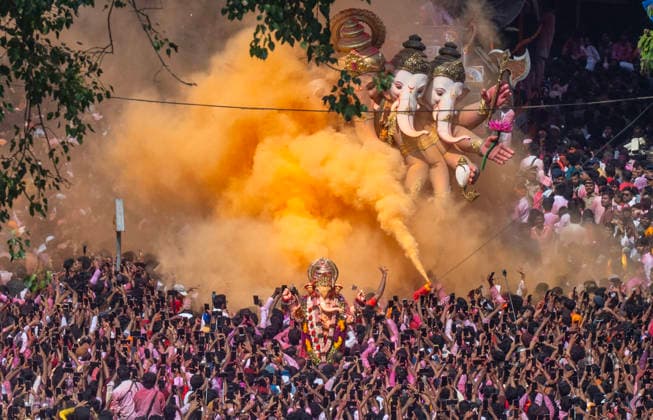 MUMBAI, INDIA - SEPTEMBER 25: Devotees carry an idol of elephant-headed Hindu god Ganesh during the immersion procession. Anant Chaturdashi marks the end of a ten day festival of Ganesh Chaturthi (celebrated as birthday of Ganapati) where devotees immerse the idol of elephant-headed Hindu god Ganesh in the water of Arabian Sea on September 25, 2026 in Mumbai, India. (Photo by Satish Bate Hindustan Times) Lord Ganesh Idol Immersion In Mumbai