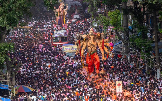 MUMBAI, INDIA - SEPTEMBER 25: Devotees carry an idol of elephant-headed Hindu god Ganesh during the immersion procession. Anant Chaturdashi marks the end of a ten day festival of Ganesh Chaturthi (celebrated as birthday of Ganapati) where devotees immerse the idol of elephant-headed Hindu god Ganesh in the water of Arabian Sea on September 25, 2026 in Mumbai, India. (Photo by Satish Bate Hindustan Times) Lord Ganesh Idol Immersion In Mumbai
