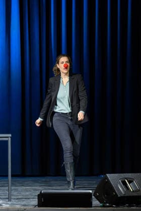 Christine Prayon at the Kulturbeutel Festival in Speyer, Speyer, Germany, September 25, 2026. Cabaret artist Christine Prayon, wearing a red clown nose, takes the stage during her Farewell Tour program at the opening of the Kulturbeutel Festival in the Alter Stadtsaal.