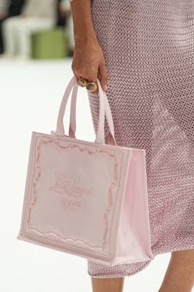 IPA88969590 - Milan, Milan Women™s Fashion Week Spring Summer 2027 - Women™s Fashion, Spring Summer 2027 - Luisa Spagnoli fashion show - runway in the photo: close-up of a handbag  Copyright: xRiccardoxGIordanox xRiccardoxGiordano IPAx IPA88969590