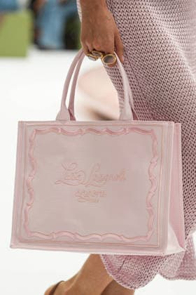IPA88969593 - Milan, Milan Women™s Fashion Week Spring Summer 2027 - Women™s Fashion, Spring Summer 2027 - Luisa Spagnoli fashion show - runway in the photo: detail of a handbag  Copyright: xRiccardoxGIordanox xRiccardoxGiordano IPAx IPA88969593
