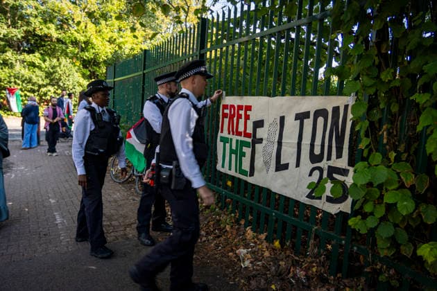 Support Demonstration for the Filton 25 Woolwich Crown Court, London, 25 September 2026 Supporters of the Filton 25 gathered outside Woolwich Crown Court in London during ongoing proceedings involving activists accused of involvement in the August 2024 raid on an Elbit Systems facility in Filton, near Bristol. The defendants are accused of taking part in an action that caused extensive damage at the arms manufacturer™s site. Demonstrators gathered outside the court showing solidarity with those facing prosecution., Credit:Zak Irfan Avalon  Copyright: xZakxIrfanx xAvalonx 1138176442