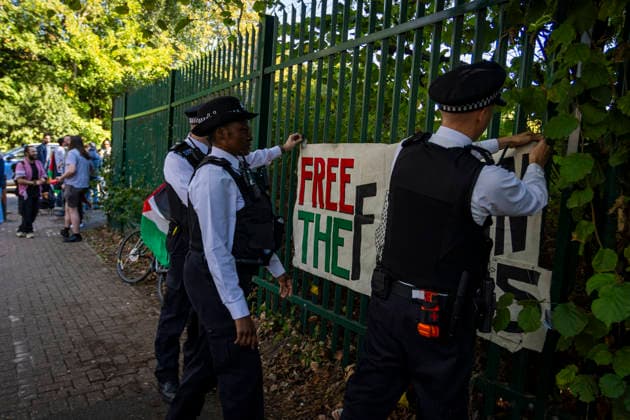 Support Demonstration for the Filton 25 Woolwich Crown Court, London, 25 September 2026 Police tear down banner in support of the Filton 25. Supporters of the Filton 25 gathered outside Woolwich Crown Court in London during ongoing proceedings involving activists accused of involvement in the August 2024 raid on an Elbit Systems facility in Filton, near Bristol. The defendants are accused of taking part in an action that caused extensive damage at the arms manufacturer™s site. Demonstrators gathered outside the court showing solidarity with those facing prosecution., Credit:Zak Irfan Avalon  Copyright: xZakxIrfanx xAvalonx 1138176449