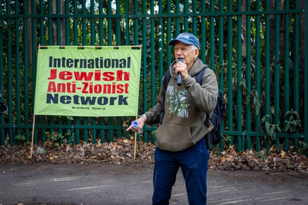 Sam Weinstein speaks to Supporters for the Filton 25 at the demonstration Woolwich Crown Court, London, 25 September 2026 Supporters of the Filton 25 gathered outside Woolwich Crown Court in London during ongoing proceedings involving activists accused of involvement in the August 2024 raid on an Elbit Systems facility in Filton, near Bristol. The defendants are accused of taking part in an action that caused extensive damage at the arms manufacturer™s site. Demonstrators gathered outside the court showing solidarity with those facing prosecution., Credit:Zak Irfan Avalon  Copyright: xZakxIrfanx xAvalonx 1138176541