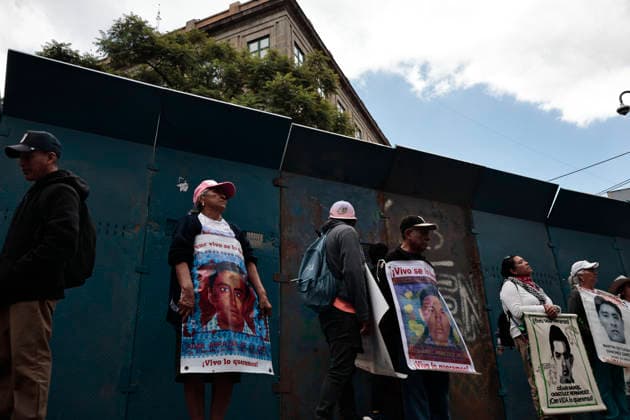 September 25, 2026, Mexico City, Cdmx, Mexico: In the framework of the commemoration of the 12th anniversary of the forced disappearance of the 43 Normalistas of the Rural Normal School Raul Isidro Burgos of Ayotzinapa, Guerrero, parents of students, family members and groups demonstrated outside the Supreme Court of Justice of the Nation (SCJN), which is located next to the National Palace, official residence of President Claudia Sheimbaum. This act of protest aims to demand the solution of the case of the students, stop covering up the army, the government agencies and at the same time demand punishment of all those related to organized crime directly or indirectly who participated in the crime that after twelve years has the young peop - ZUMAp204 20260925_zip_p204_015 Copyright: xJosuexPerezx