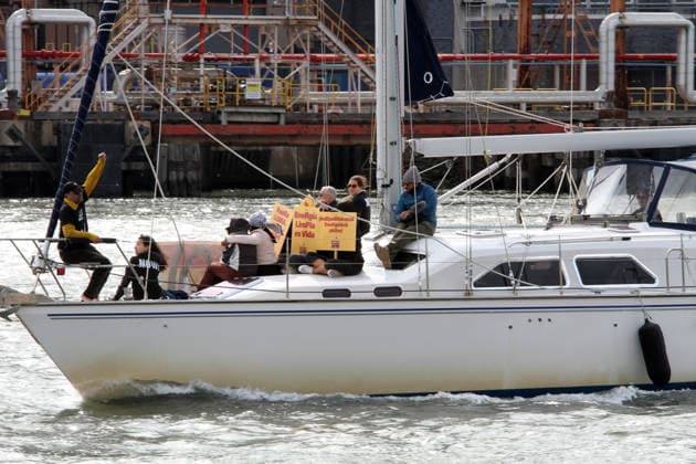 September 25, 2026, Manhattan, New York, U.S.A: New York, New York September 25, 2026..Casa Pueblo protests climate change and wants clean energy. They sailed around Manhattan stopping at Con Edison plant and Big Alice plant in Queens, They cruised by the United Nations and the final stop was in front of the Statue of Liberty.. Clean Energy Now Manhattan U.S.A - ZUMAc272 20260925_znp_c272_019 Copyright: xEmilyxCotlerx