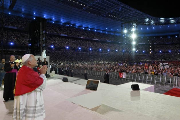Pope Leo XIV At Prayer Vigil With Young People At The Stade De France - Paris Pope Leo XIV presides at a Prayer Vigil with 80 000 Young People at the Stade de France in Paris, France on September 25, 2026 on the first day of his four-day Apostolic Journey to France. Photo by (EV) Simone Risoluti Vatican Media ABACAPRESS.COM Paris France  Copyright: xABACAx