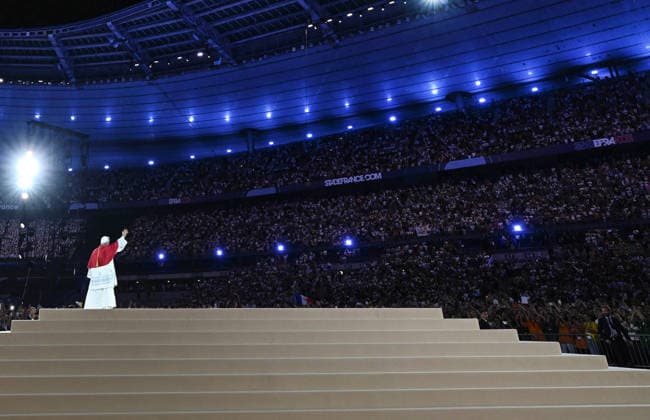 Pope Leo XIV At Prayer Vigil With Young People At The Stade De France - Paris Pope Leo XIV presides at a Prayer Vigil with 80 000 Young People at the Stade de France in Paris, France on September 25, 2026 on the first day of his four-day Apostolic Journey to France. Photo by (EV) Matteo Pernaselci Vatican Media ABACAPRESS.COM Paris France  Copyright: xABACAx