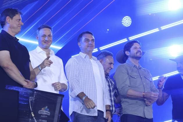 RECORD DATE NOT STATED Flavio Bolsonaro and Tarcisio de Freitas participate in the Jaguariuna rodeo in Sao Paulo. Jaguariuna (SP), 09 25 2026 2026 elections rodeo Presidential candidate Flavio Bolsonaro (PL) and the governor of Sao Paulo, Tarcisio de Freitas (Republicanos), participate in the Jaguariuna Rodeo Festival, this Friday (25), in Jaguariuna, in the interior of Sao Paulo. They are accompanied by the candidates for the Senate for Sao Paulo Andre do Prado (PL) and Guilherme Derrite (PP).(Foto: Leco Viana Thenews2 imago images) Flavio Bolsonaro and Tarcisio de Freitas participate in the Jaguariuna rodeo in Sao Paulo.  Copyright: xLecoxVianax