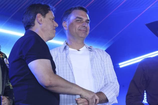 RECORD DATE NOT STATED Flavio Bolsonaro and Tarcisio de Freitas participate in the Jaguariuna rodeo in Sao Paulo. Jaguariuna (SP), 09 25 2026 2026 elections rodeo Presidential candidate Flavio Bolsonaro (PL) and the governor of Sao Paulo, Tarcisio de Freitas (Republicanos), participate in the Jaguariuna Rodeo Festival, this Friday (25), in Jaguariuna, in the interior of Sao Paulo. They are accompanied by the candidates for the Senate for Sao Paulo Andre do Prado (PL) and Guilherme Derrite (PP).(Foto: Leco Viana Thenews2 imago images) Flavio Bolsonaro and Tarcisio de Freitas participate in the Jaguariuna rodeo in Sao Paulo.  Copyright: xLecoxVianax
