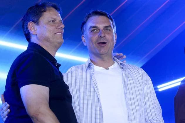 RECORD DATE NOT STATED Flavio Bolsonaro and Tarcisio de Freitas participate in the Jaguariuna rodeo in Sao Paulo. Jaguariuna (SP), 09 25 2026 2026 elections rodeo Presidential candidate Flavio Bolsonaro (PL) and the governor of Sao Paulo, Tarcisio de Freitas (Republicanos), participate in the Jaguariuna Rodeo Festival, this Friday (25), in Jaguariuna, in the interior of Sao Paulo. They are accompanied by the candidates for the Senate for Sao Paulo Andre do Prado (PL) and Guilherme Derrite (PP).(Foto: Leco Viana Thenews2 imago images) Flavio Bolsonaro and Tarcisio de Freitas participate in the Jaguariuna rodeo in Sao Paulo.  Copyright: xLecoxVianax