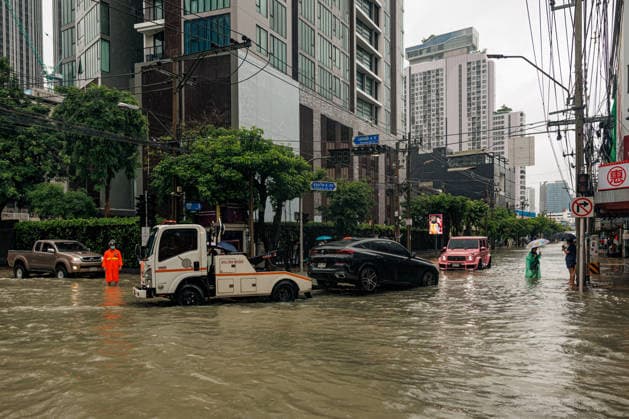 September 26, 2026, Thailand: A tow truck moves a luxury car along a flooded street due to heavy rain in Bangkok, Thailand, Saturday, September 26, 2026. All 50 districts of Bangkok have been declared disaster areas and residents along canal areas have been advised to move to higher ground. Thailand - ZUMAm249 20260926_zip_m249_009 Copyright: xAndrexMalerbax