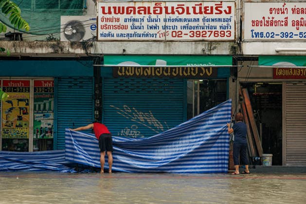 September 26, 2026, Thailand: Shop owners put up makeshift barriers on a flooded street due to heavy rain in Bangkok, Thailand, Saturday, September 26, 2026. All 50 districts of Bangkok have been declared disaster areas and residents along canal areas have been advised to move to higher ground. Thailand - ZUMAm249 20260926_zip_m249_012 Copyright: xAndrexMalerbax