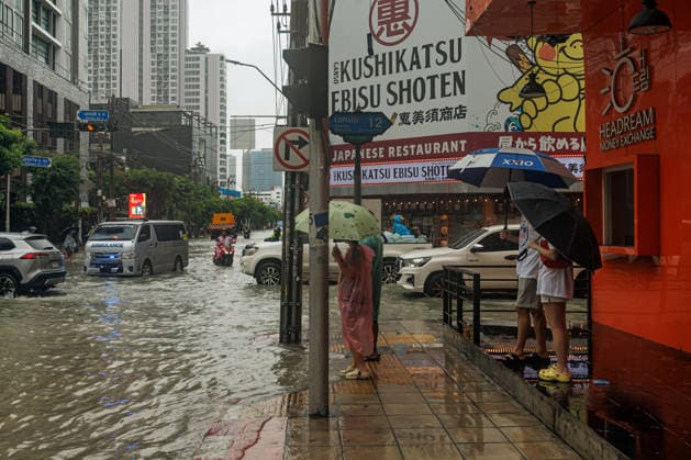 September 26, 2026, Thailand: People and vehicles move along flooded streets due to heavy rain in Bangkok, Thailand, Saturday, September 26, 2026. All 50 districts of Bangkok have been declared disaster areas and residents along canal areas have been advised to move to higher ground. Thailand - ZUMAm249 20260926_zip_m249_013 Copyright: xAndrexMalerbax