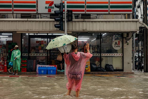 September 26, 2026, Thailand: People move along flooded streets due to heavy rain in Bangkok, Thailand, Saturday, September 26, 2026. All 50 districts of Bangkok have been declared disaster areas and residents along canal areas have been advised to move to higher ground. Thailand - ZUMAm249 20260926_zip_m249_014 Copyright: xAndrexMalerbax
